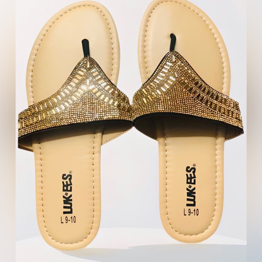 MUK LUKS® Lukees Women’s Sandal. 
Color: Brown / Gold Size: L (9-10)